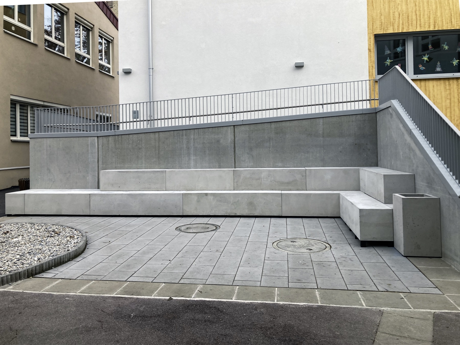 Betonbänke in einer gestalteten öffentlichen Außenanlage