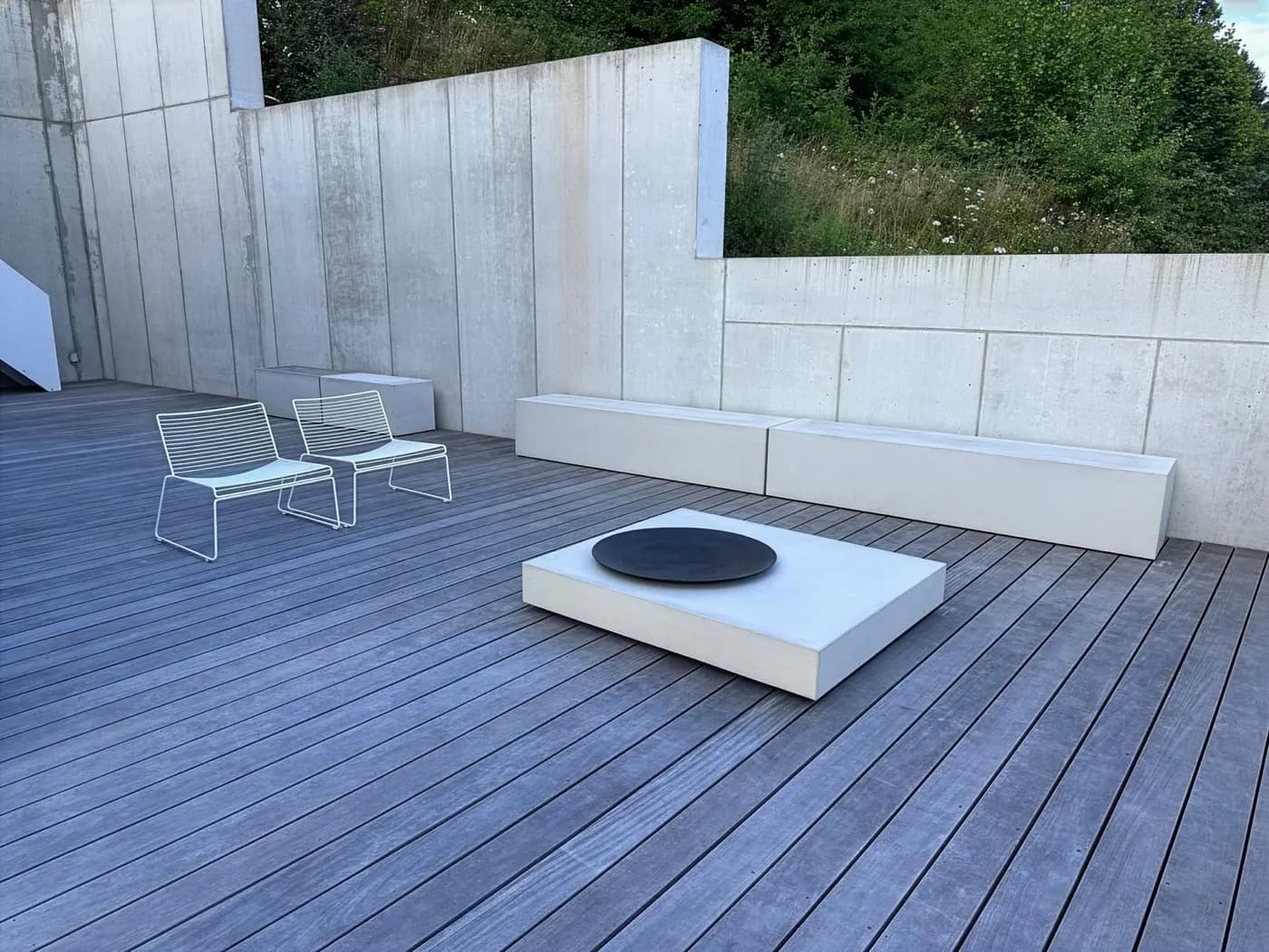 Konfigurierbare Betonmöbel auf einer begrünten Terrasse